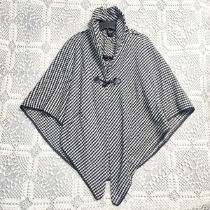 David & Young: Black and White Houndstooth Cape/Poncho size on-size.